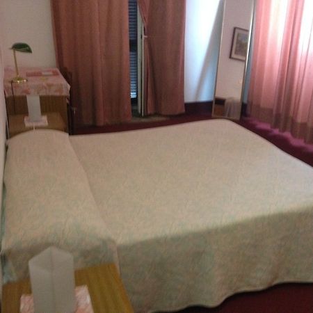 Hotel Moderno Lecco Bagian luar foto