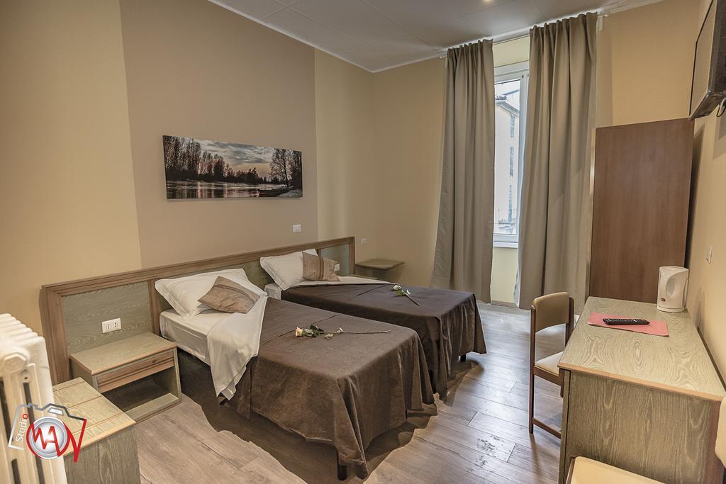 Hotel Moderno Lecco Bagian luar foto