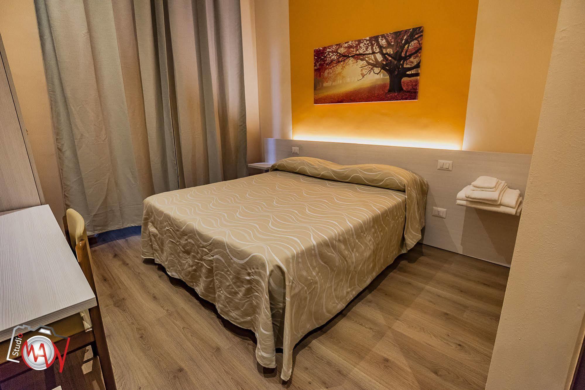 Hotel Moderno Lecco Bagian luar foto