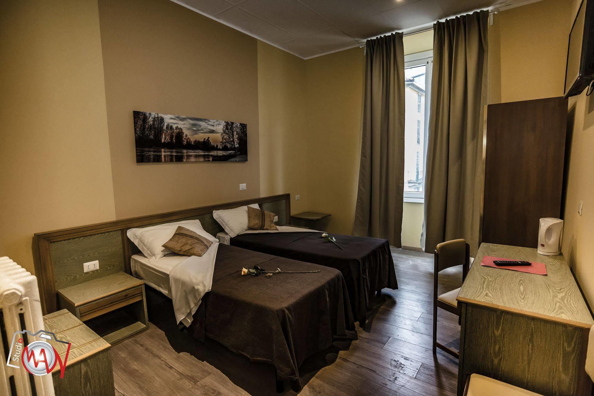 Hotel Moderno Lecco Bagian luar foto