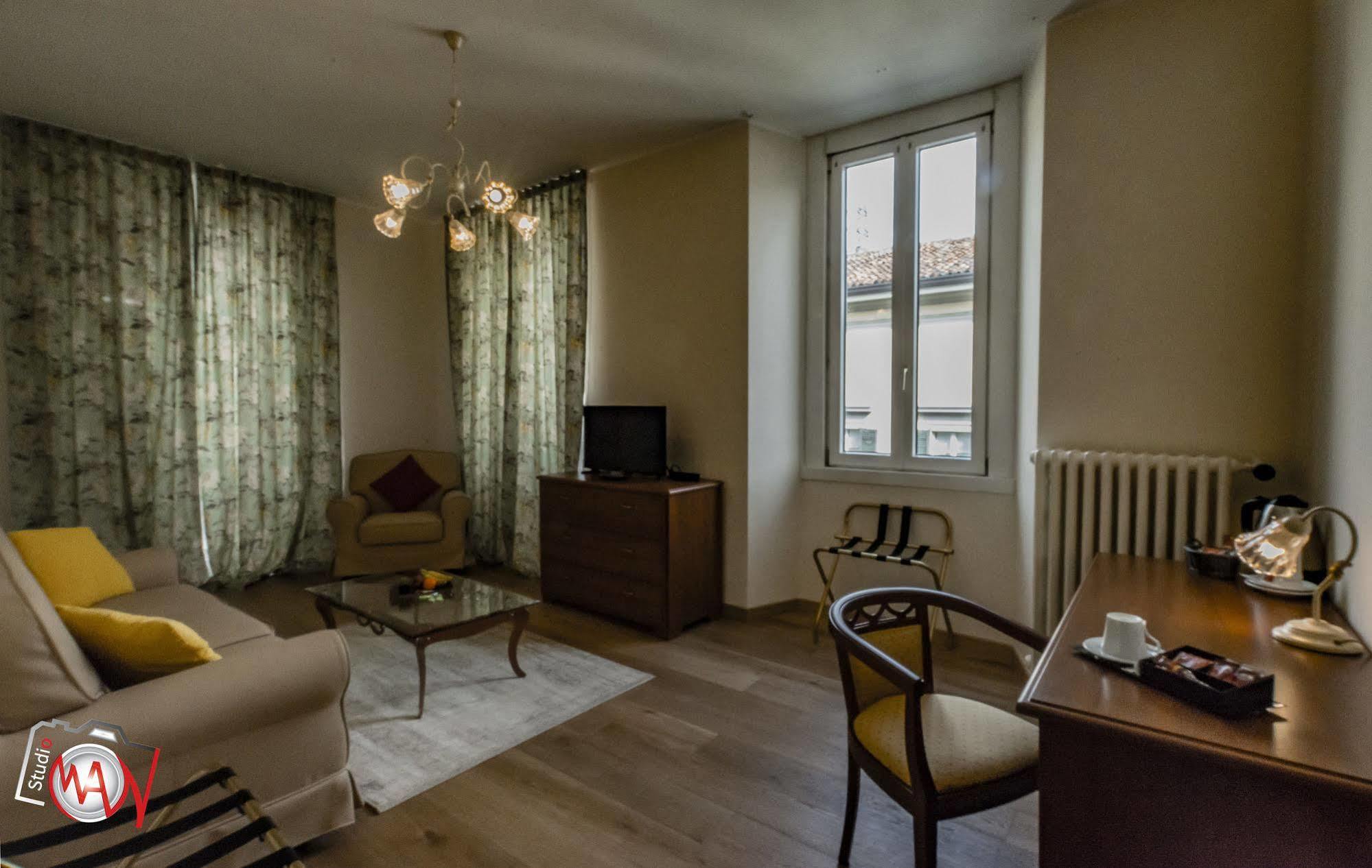 Hotel Moderno Lecco Bagian luar foto